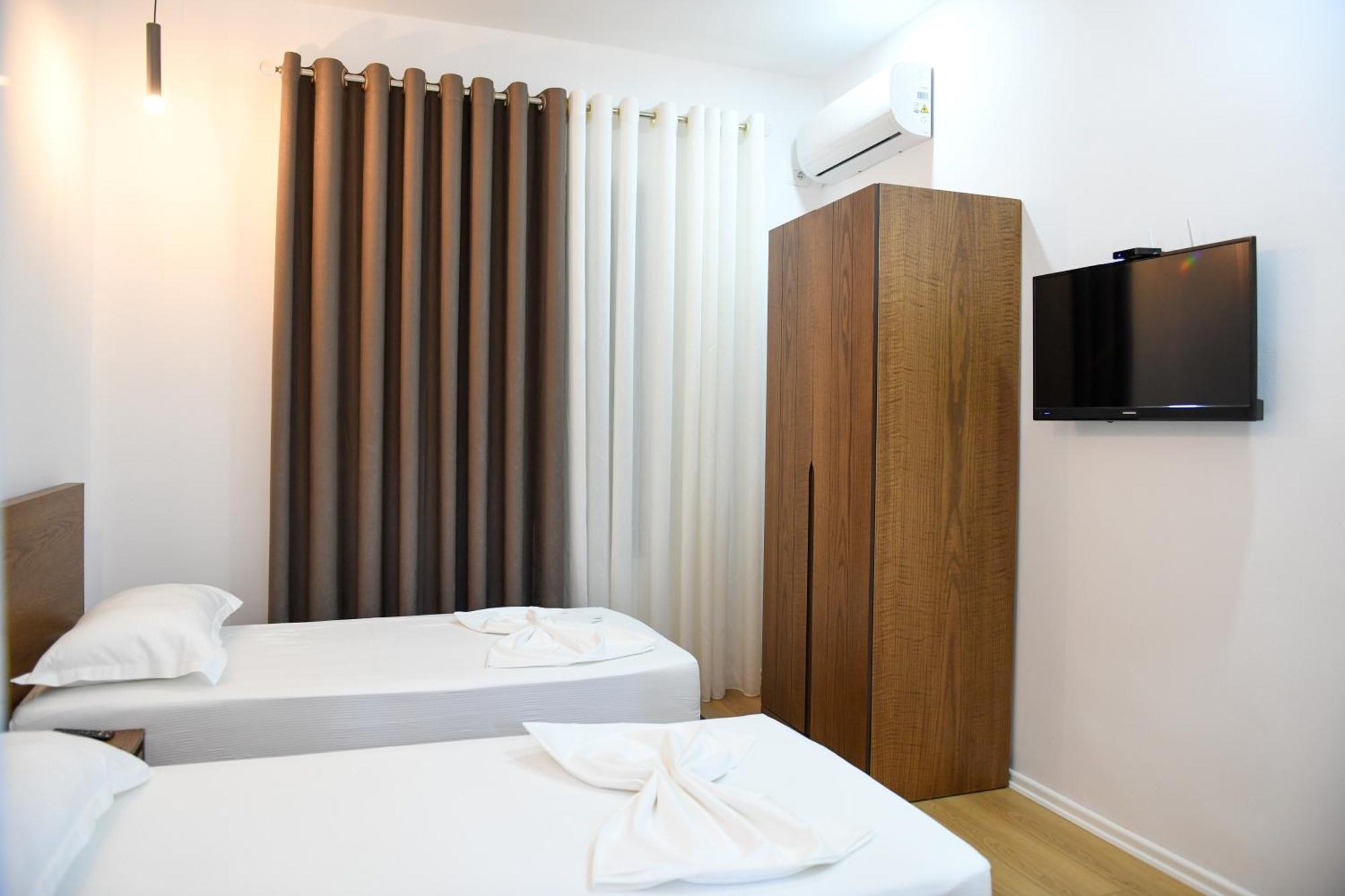 Guest House Cela City Centre 培拉特 外观 照片