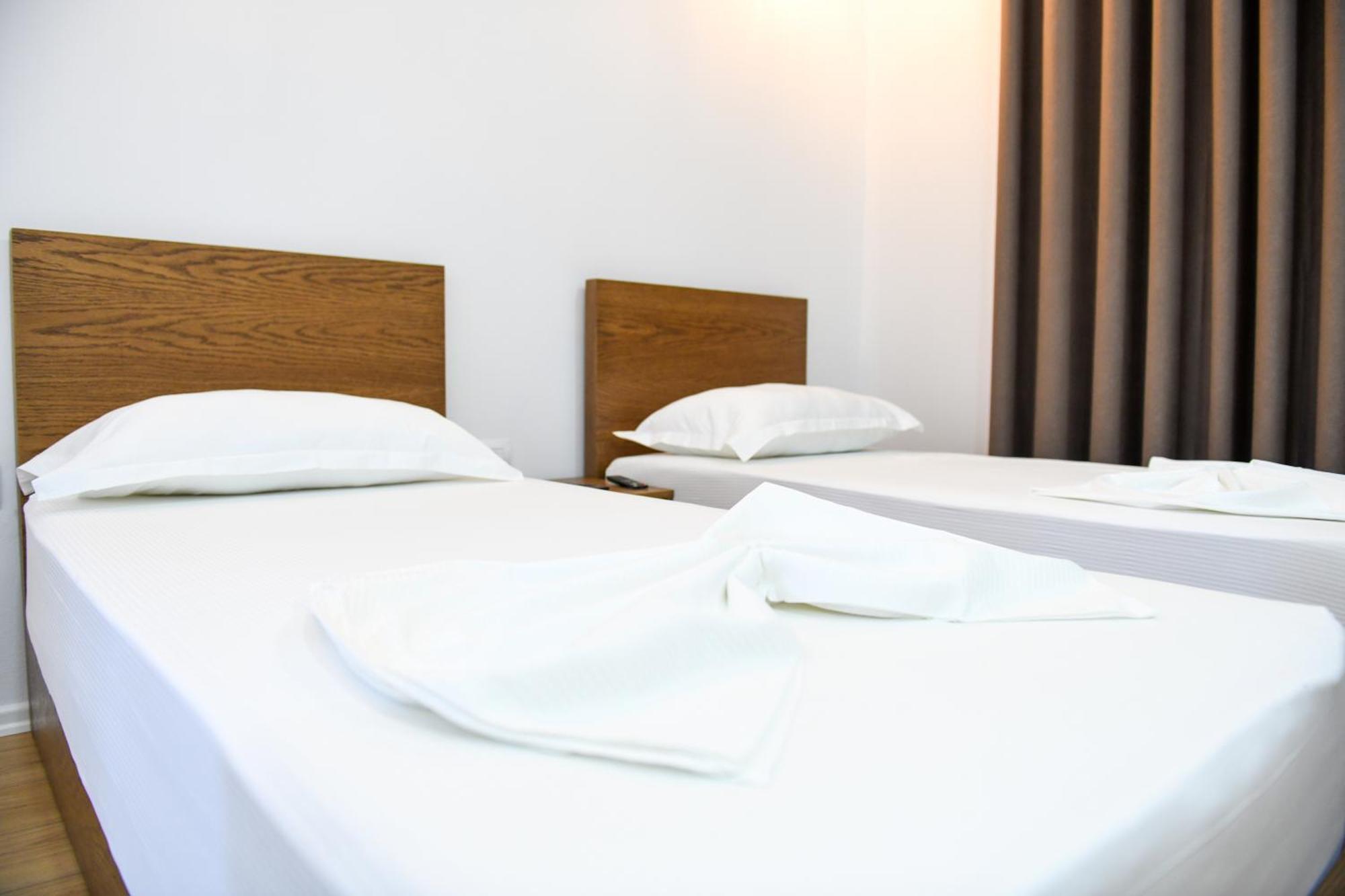 Guest House Cela City Centre 培拉特 外观 照片