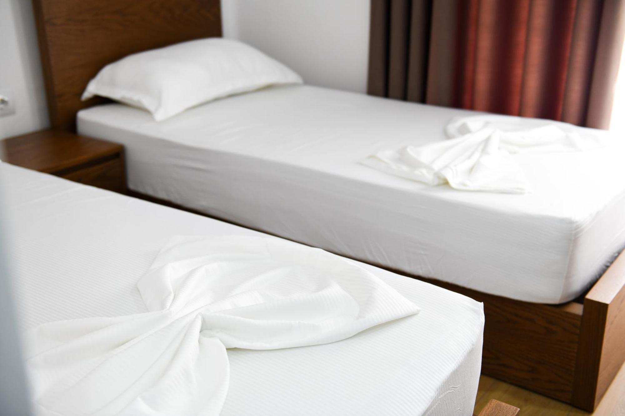 Guest House Cela City Centre 培拉特 外观 照片