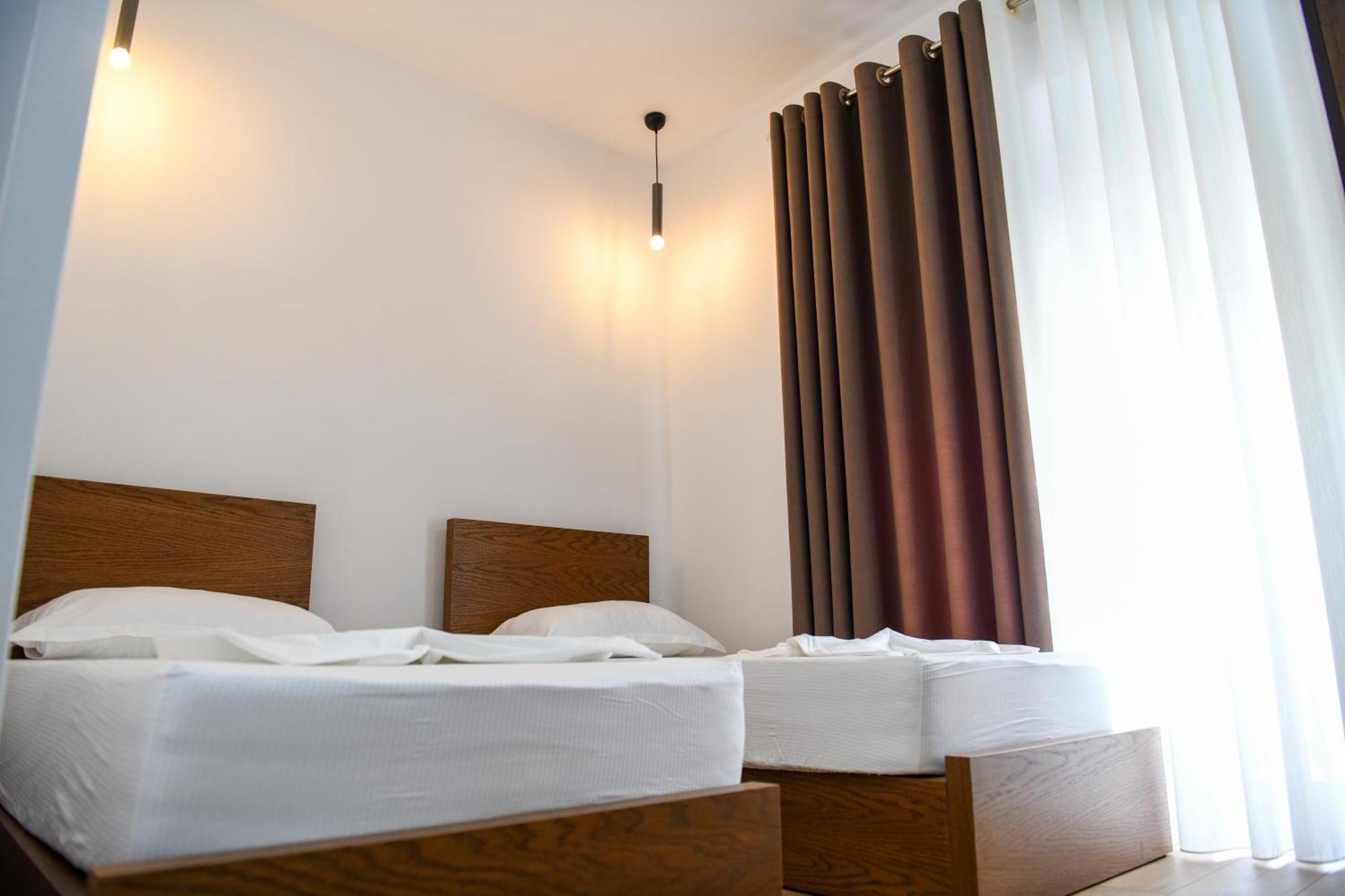 Guest House Cela City Centre 培拉特 外观 照片