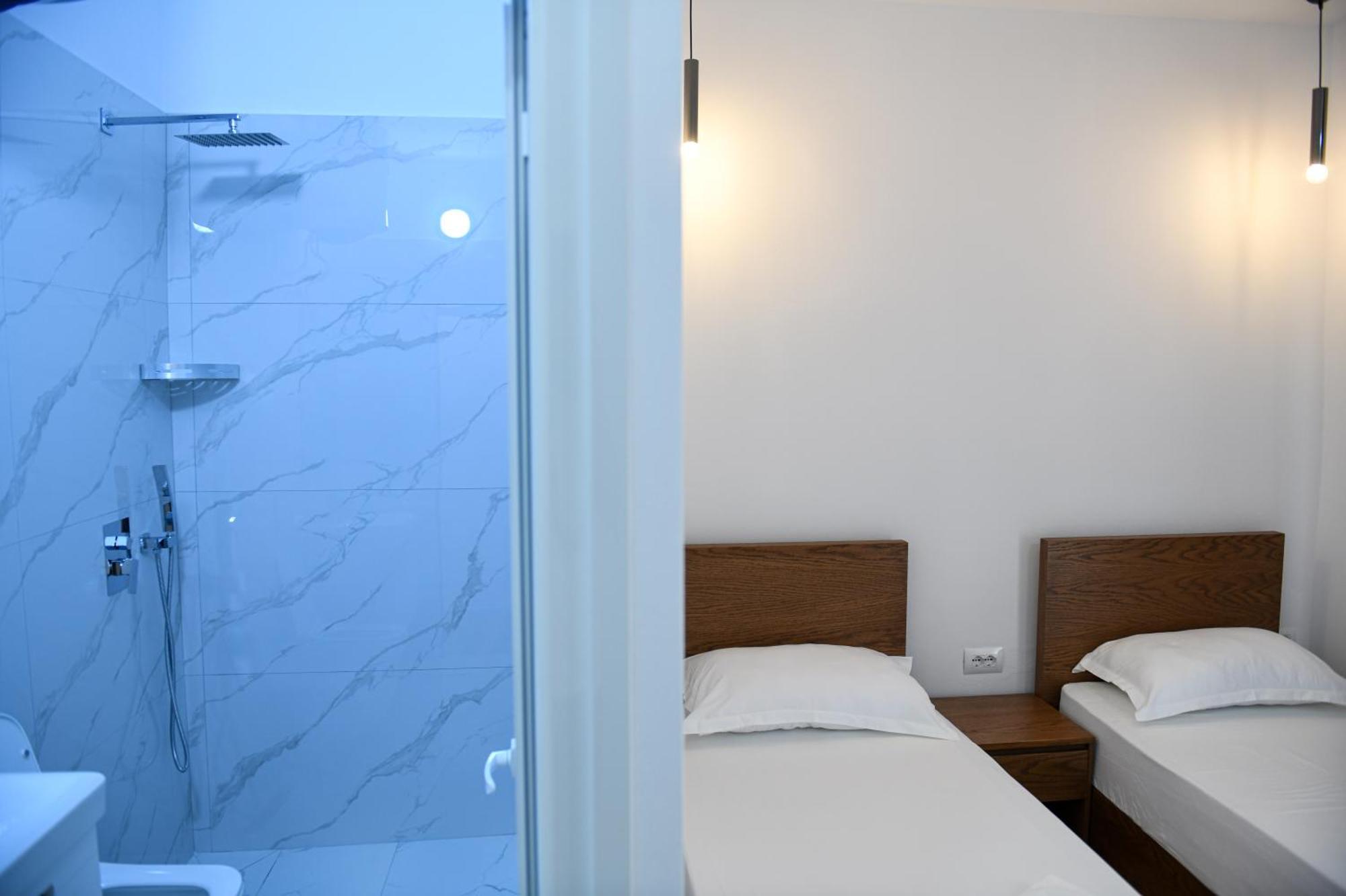 Guest House Cela City Centre 培拉特 外观 照片